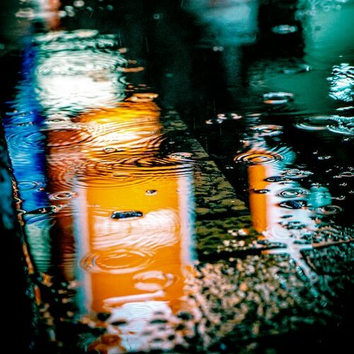 surface de l'eau qui fait un effet miroir pour imager la conscience de soir