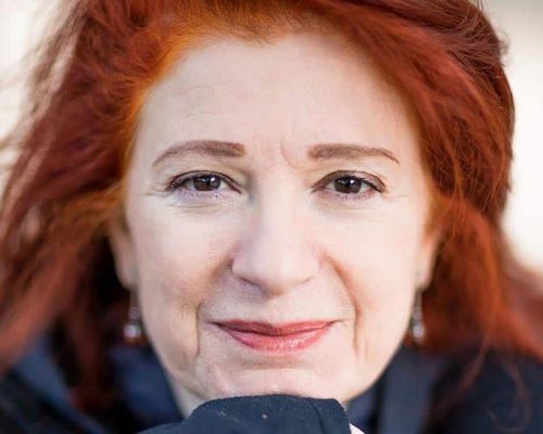 Dominique FRAU (Lama Dominique Lama Dominique Zangmo est disciple de Kalou Rimpotché depuis 1985). Elle est thérapeute et exerce à La Boulaye. Elle est aussi guide méditation pleine conscience.